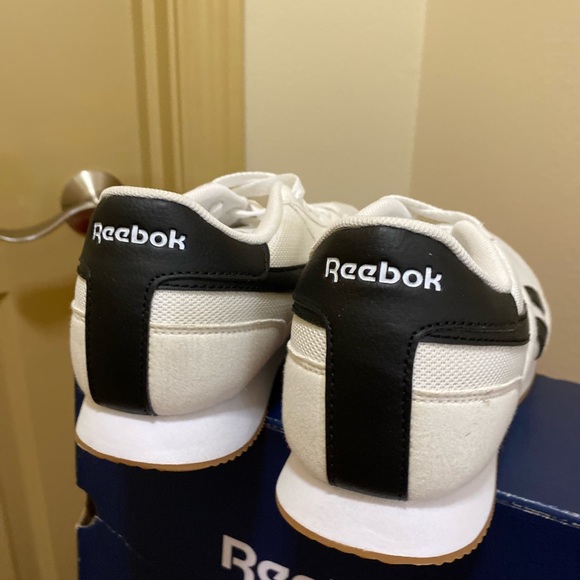 REEBOK White/black women’s walking shoe, Size 8 - Picture 9 of 11